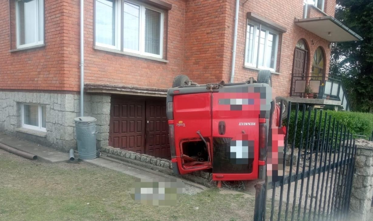 Samochód dachował i zatrzymał się dopiero na elewacji budynku. Kierowca był kompletnie pijany – zdjęcie artykułu z Lubon.net.pl